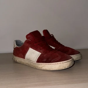 Valentino flycrew - Tja, säljer dessa Valentina flycrew då jag söker nytt, dem e i storlek 41 men passar 42. Dem är i använt skick men har mycket kvar att ge, Inget og följer med därmed priset. Endast en spik saknas, kom pm för mer info!!