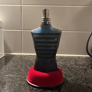 Jean Paul Gaultier parfym  - Jag säljer min Jean Paul Gaultier ultra male. en riktigt god vinterparfym men funkar även på hösten 100 ml kvar av 125 ml 