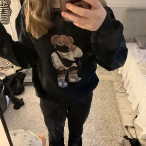 Crewneck fashion bear - Sweatshirt ifrån fashion bear i storlek M, sitter som en S på mig 🫶🏽💘 140kr💖❤️‍🔥