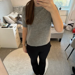 Stickad t shirt - Stickad t shirt från zara. Använd 1 gång! Nypris: 329kr