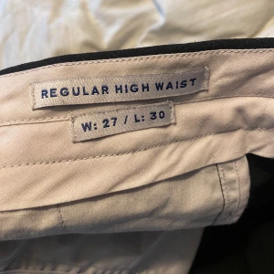 Kostymbyxor  - Hej! Säljer dessa kostymbyxor eftersom att dem inte är min stil, dem är Pösiga i benen och midjan ganska hög (navelhöjd) , annars fint skick nästan aldrig använda! ☺️