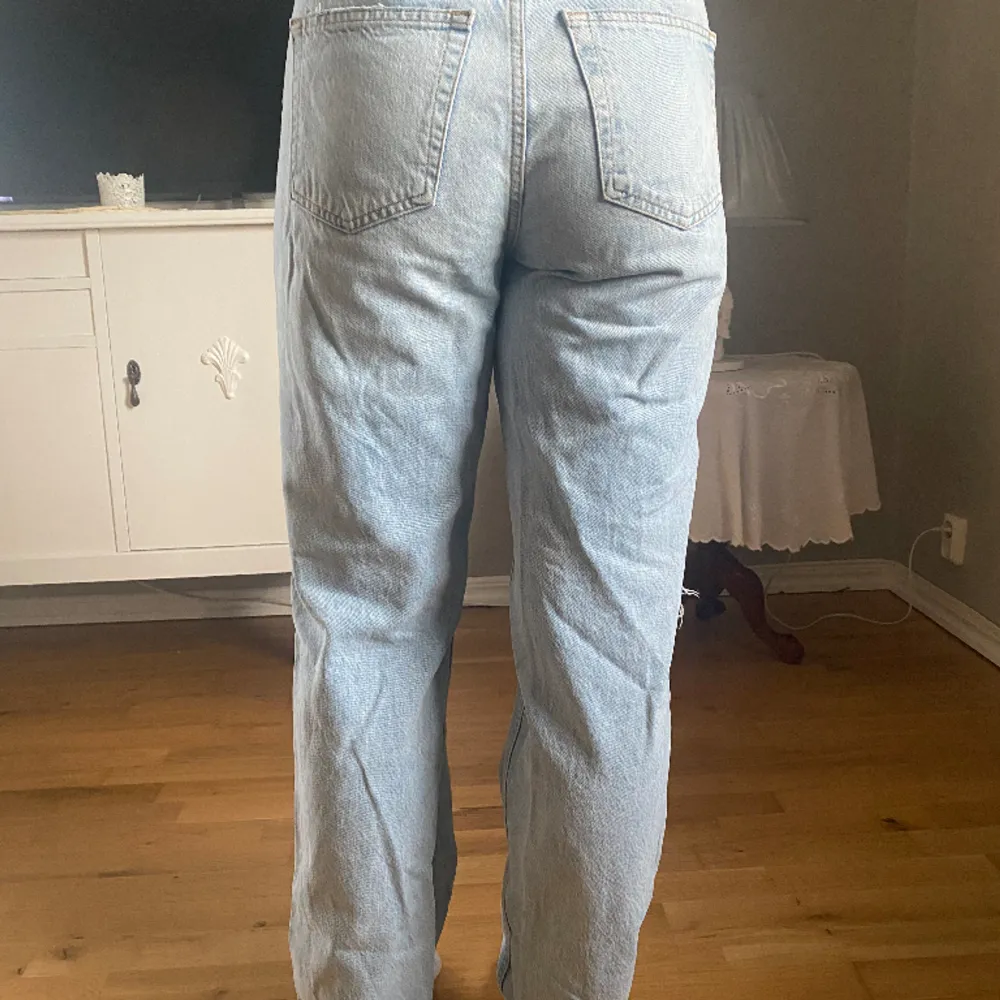 Säljer nu dessa blåa Gina jeans eftersom de inte kommer till användning längre och är även för stora på mig. Skriv om du var några frågor💕. Jeans & Byxor.