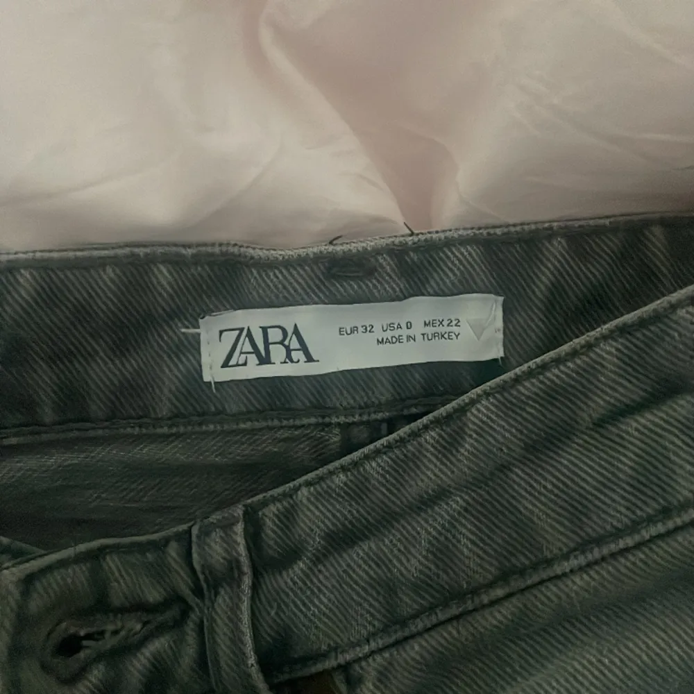första bilden är lånad från förra ägaren! säljer mina gråa midwaist jeans från zara!! storlek 32 och passar mig i längd som är ca 165. säljs inte på zara längre 💓💓. Jeans & Byxor.