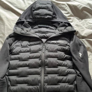 Tunn peak performance jacka  - Peak performance jacka som ej används som annars kostar över 1000 kr