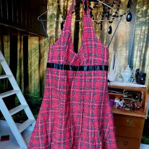 Halterneckklänning Sisters point - Halterneckklänning. Knälång med tyll. Står stl L men mer som M