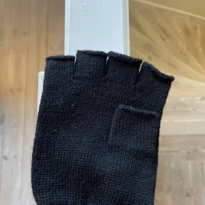 Fingervantar - Säljer dessa fingervantar från Weekday. One-size-fits-all 📀 Pris 40kr plus frakt 📦 Om du har några frågor är det bara och kontakta! 😊