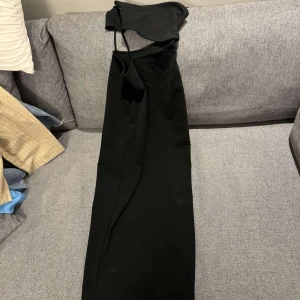 Svart klänning - Svart klänning, öppning vid sidan. Aldrig använd. Priset kan diskuteras 