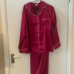 SILKY pyjamas  - Vinröd silkes pyjamas i storlek S/M Nypris: 1400