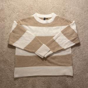 Säljer denna tunt stickade tröja från H&M. Knappt använd och har inga synliga defekter. Skriv privat för fler frågor/bilder ❤️.