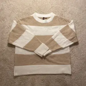 Säljer denna tunt stickade tröja från H&M. Knappt använd och har inga synliga defekter. Skriv privat för fler frågor/bilder ❤️.