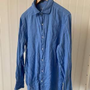 Säljer denna somriga och ljusblåa linneskjortan från Massimo Dutti. Storlek M.  Pris 225 plus frakt! 📦 Om du har någon mer fråga är det bara och kontakta! 😁