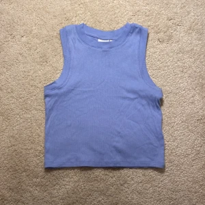 Gina Tricot Topp - Säljer denna Gina Tricot topp. Står att den är i storlek 158/164 men passar oxå som en XS. Skriv privat för fler frågor/ bilder ❤️.