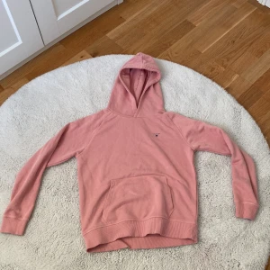 Gant Hoodie   - Säljer min Gant hoodie som knappt har hunnit använda pga av att den är för liten 