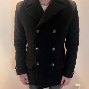 J.Lindeberg - Klassik elegans möter modern minimalism. Denna skepparkavaj från J.Lindeberg är tillverkad i högkvalitativ ull och ger en sofistikerad och mångsidig look. För 399kr är denna din!