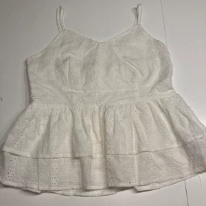 Linne volang  - Säljer detta volang linne , inte använt mycket alls de är barnstolek 12-13 years old! 