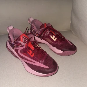 Basketskor  - Immortality 3 i storlek 40, mycket bra skick, använt ungefär 5ggr, säljer på grund av att jag skadat mig allvarligt och kan därmed inte fortsätta spela i dem! Säljer skorna i lådan som jag köpte dem i. 