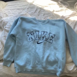 Nike sweatshirt  - Storlek L men passar som en M/L aldrig använd 