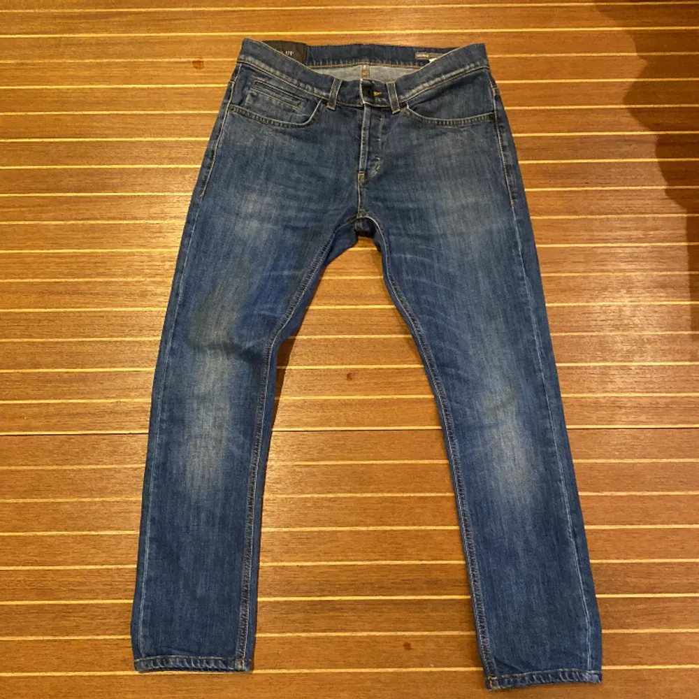 Säljer dessa dondup jeans i mycket bra skick, storlek 30 sitter något mindre. Modellen är George, nypris 3599 - mitt pris 799. Hör av dig vid frågor!. Jeans & Byxor.