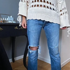 Acne Studios Jeans - Säljer dessa supersnygga jeans då de tyvärr är för små för mig. De är långa i benen så passar långa tjejer! Annars liten i storleken🫶   Strl 31/32 men passar S. Skriv om ni vill ha fler bilder!🥰  OBS ligger ute på flera ställen