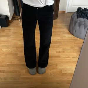 Svarta raka manchester byxor - Jättesnygga svarta manchester byxor från Roger’s💕Jag är 177cm Midjemått: 80cm Innerben: 81cm 