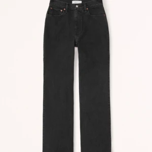 abercrombie and fitch curve love jeans - Curve love relaxed jeans, lappen kvar. Säljer då de är för små.  Nypris 900:- . Midja 25 , längd: long 