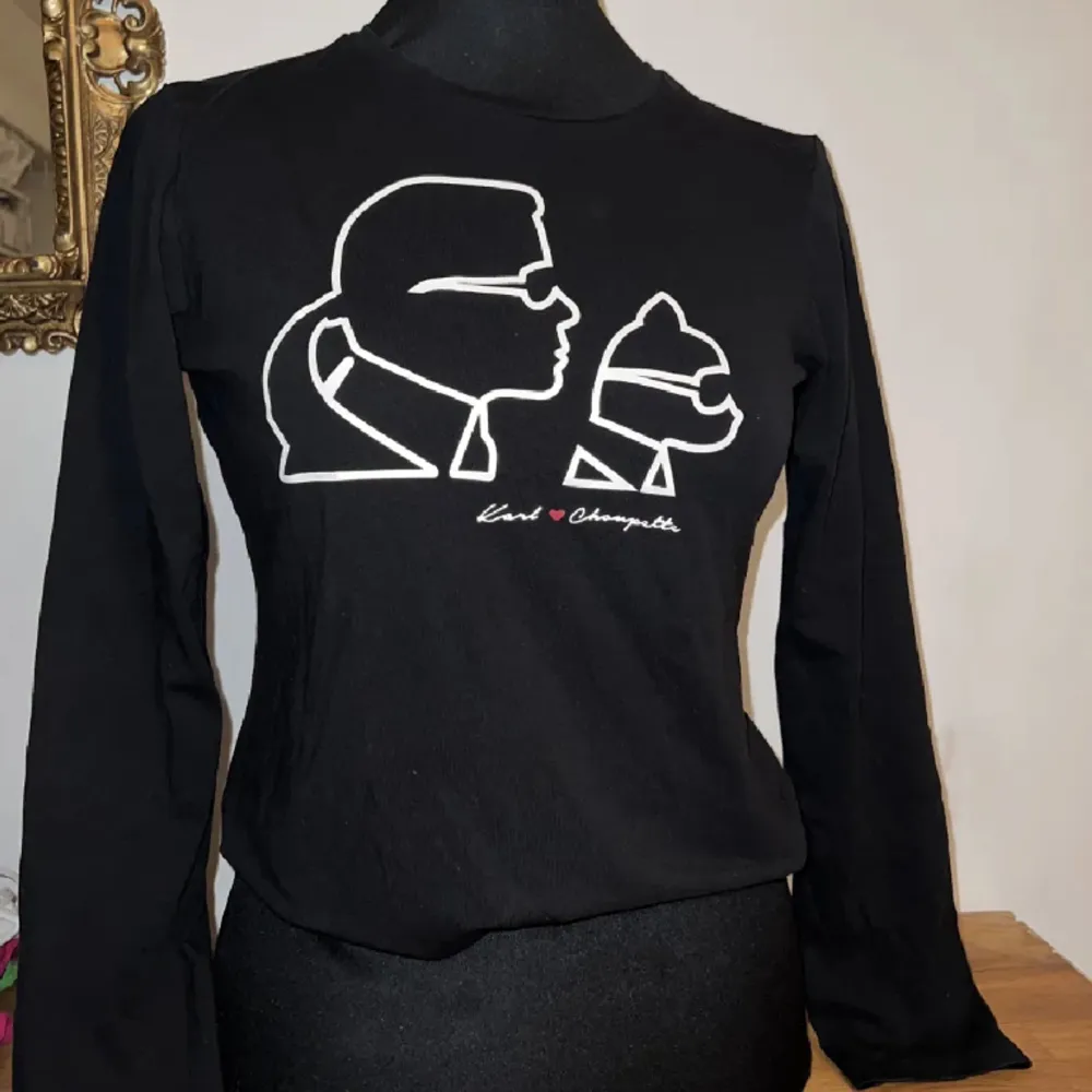 Långärmad svart tröja från Karl Lagerfeld. Jättebra skick och inga anmärkningar. Ca storlek xs-s. . Tröjor & Koftor.