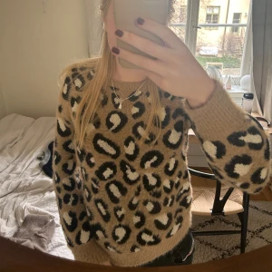 Leopard tröja  - Leopard tröja i fint skick!! Kontakta mig för mer info, PS detta är alla bilder 