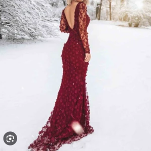 Balklänning  - Väldigt stretchig, band runt midjan går att ta bort. Bra skick