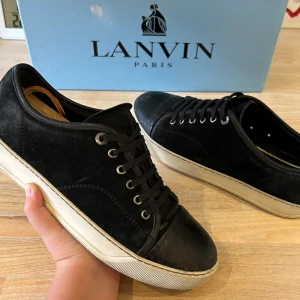 Lanvins - Hej säljer just nu mina lanvins, sick 7,5/10   storlek är 40,41 men passar båda. Färg är mörk blå och allt og hänger med. Hör av dig vid minsta fundering 📩