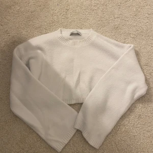 Tröja Zara - Köpte denna från Zara för 1,5 år sedan. Älskar verkligen materialet men får ingen användning av den då jag inte gillar korta tröjor längre.  