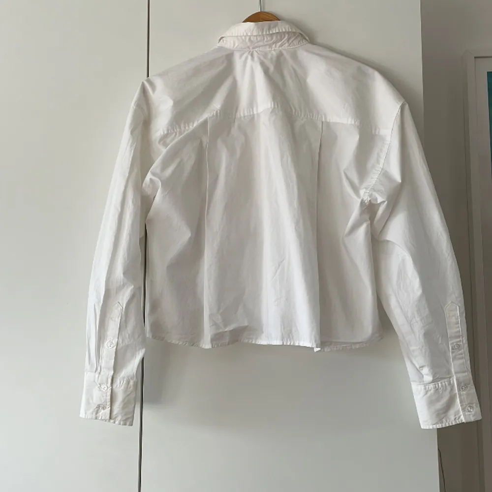Lite kortare vit skjorta, använd fåtal gånger och i bra skick, säljer då den inte kommer till användning . Skjortor.