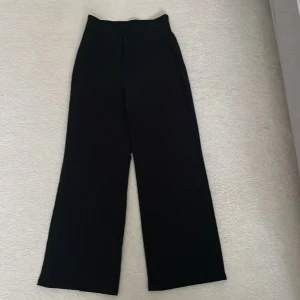 Kostymbyxor - Säljer dessa super fina högmidjade svarta kostym byxor från shein🫶 Däljer de pågrund av att de inte kommer till användning längre. Använt några gånger men annars väldigt bra skick💘