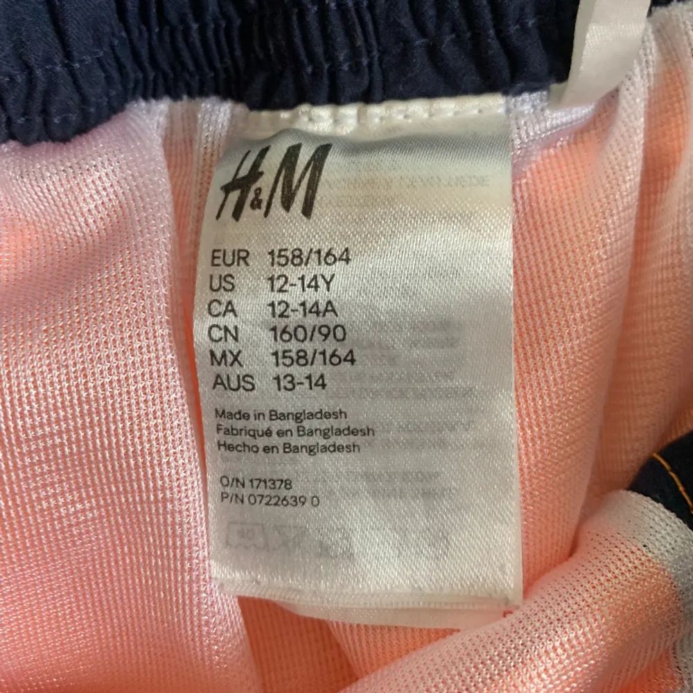 Feta badbyxor från H&M. Använda max 3 gånger därav bra skick. Storlek 158/164 så asså M. Nypris på 60 men jag säljer för 45.🩵🧡. Övrigt.