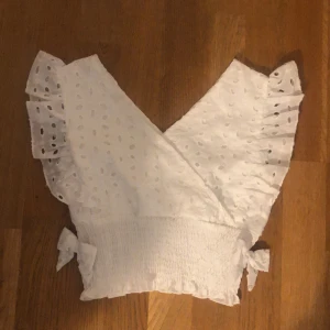 Vit blus - Fin vit blus med små rosetter på sidorna💗