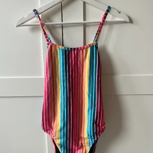 Jolyn baddräkt  - Säljer min Jolynbaddräkt då jag inte simmar längre. Baddräkten är i fint skick. Endast använd ca 3 gånger. Storlek 30. Se bild 3 för all info. Köparen står för frakten. Kontakta mig för fler bilder.