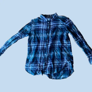 tunn flanell skjorta  - tunn grön, blå och vit flanell skjorta i bra skick. kontakta gärna vid frågor💕
