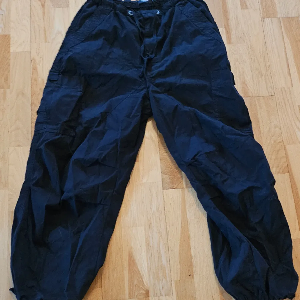 Svarta Jaded London Parachute byxor i Storlek M Unisex. Jeans & Byxor.