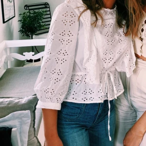 Blus från Ginatricot - Super söt blus med detaljer och volanger. Använd några gånger, därav lågt pris. Skicka gärna om det önskas fler bilder!! 🌸 storlek 34