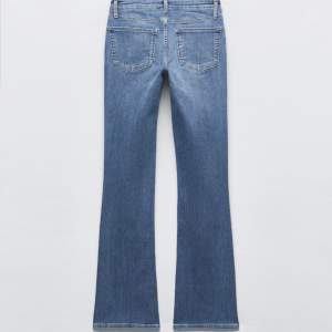 Säljer dessa Lågmidjade jeans ifrån zara som lite säljs längre. Storlek 38 köpte för 399kr, jätte bra skick!! Använda endast några gånger ❤️‍🔥