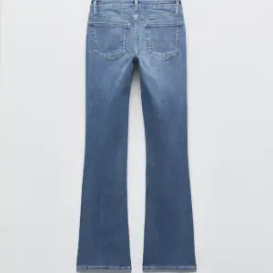 Säljer dessa Lågmidjade jeans ifrån zara som lite säljs längre. Storlek 38 köpte för 399kr, jätte bra skick!! Använda endast några gånger ❤️‍🔥