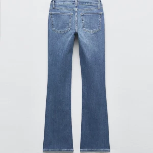 Lågmidjade jeans  - Säljer dessa Lågmidjade jeans ifrån zara som lite säljs längre. Storlek 38 köpte för 399kr, jätte bra skick!! Använda endast några gånger ❤️‍🔥
