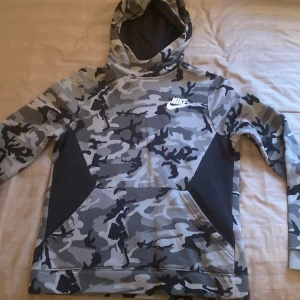 Nike hoodie  - Sparsamt använd. Juniorstorlek L.  Djur- och rökfritt hem.