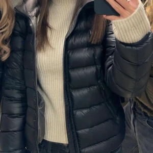 Svart halvglansig colmar jacka  - Säljer min svarta jacka från colmar som aldrig har använts. Den är köpt för cirka ett år sedan. Hör av er om ni vill ha fler bilder. 😊💗(nypris ligger runt 4 999 kr)