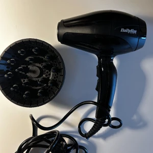 BABYLISS HÅRFÖN!!💅🏽 - Använd få gånger och kan säga att den är sjukt bra speciellt för lockigt hår. Man kan ta av munstycket ifall man vill det också. Nypris var ca 600 men säljer nu för 250