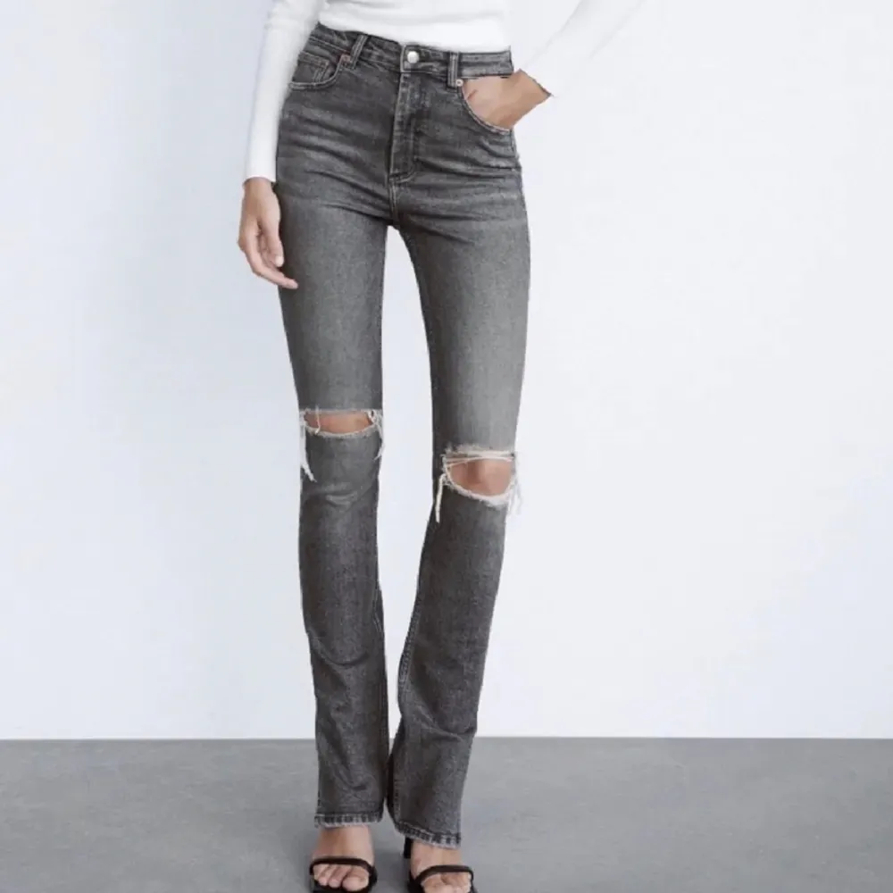 Jeansen är i superbra skick men dock så är dom klippta och passar perfekt för dig som är runt 165. . Jeans & Byxor.