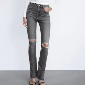 Jeansen är i superbra skick men dock så är dom klippta och passar perfekt för dig som är runt 165. 