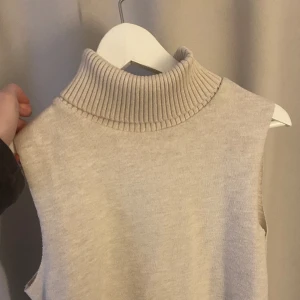 Stickad polo tröja, beige  - Jag säljer denna fina tröjan då jag redan har en liknande. Den är i strl L men kan uppfattas lite mindre. Inga fläckar eller slitage utan är som ny. Nypris 399kr. Skriv om ni har frågor💕 (frakt tillkommer)