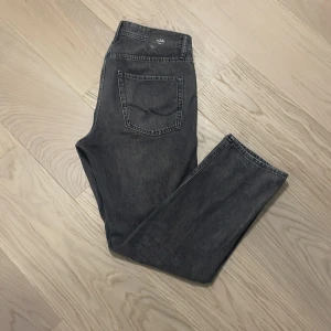 Jack & Jones Relaxed Jeans - Feta och trendiga jeans som är i perfekt skick då de inte fått någon användning sen köp. Har ni frågor eller funderingar?Tveka inte och skriv! Pris kan diskuteras 👌