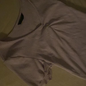 Kortärmad tröja - Säljer för kommer aldrig till användning, d är ifrån Shein kan skicka mer bilder på tröjan