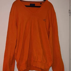 Gant kofta - Oanvänd orange gant kofta för herr. Nypris 1100:-